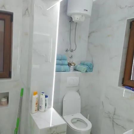 Kuca Na Savi - Stari Hrast *